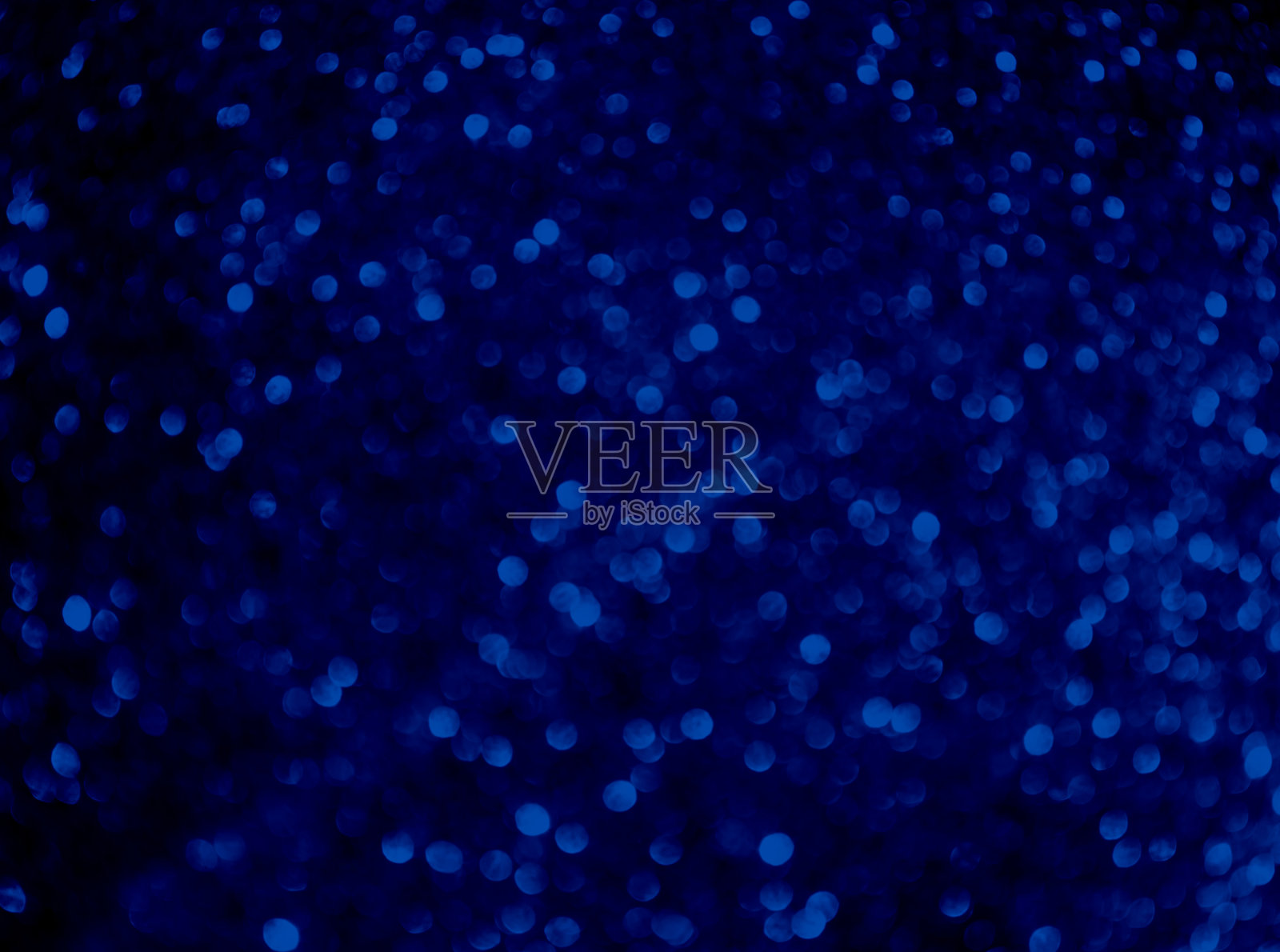 冬季蓝色背景，蓝色散景，自然阳光，秋季春季环境生态，零碳背景，产品化妆品展示，模拟自然有机生态，叶子抽象。照片摄影图片