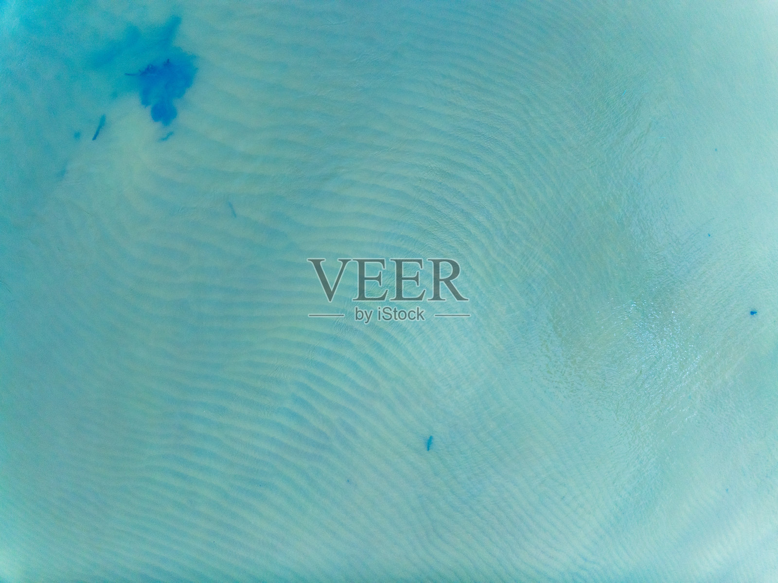 夏季海面壮观的海景背景，自然波浪海滩背景，高角度视图的波浪自然景观，广角无人机俯视镜头照片摄影图片