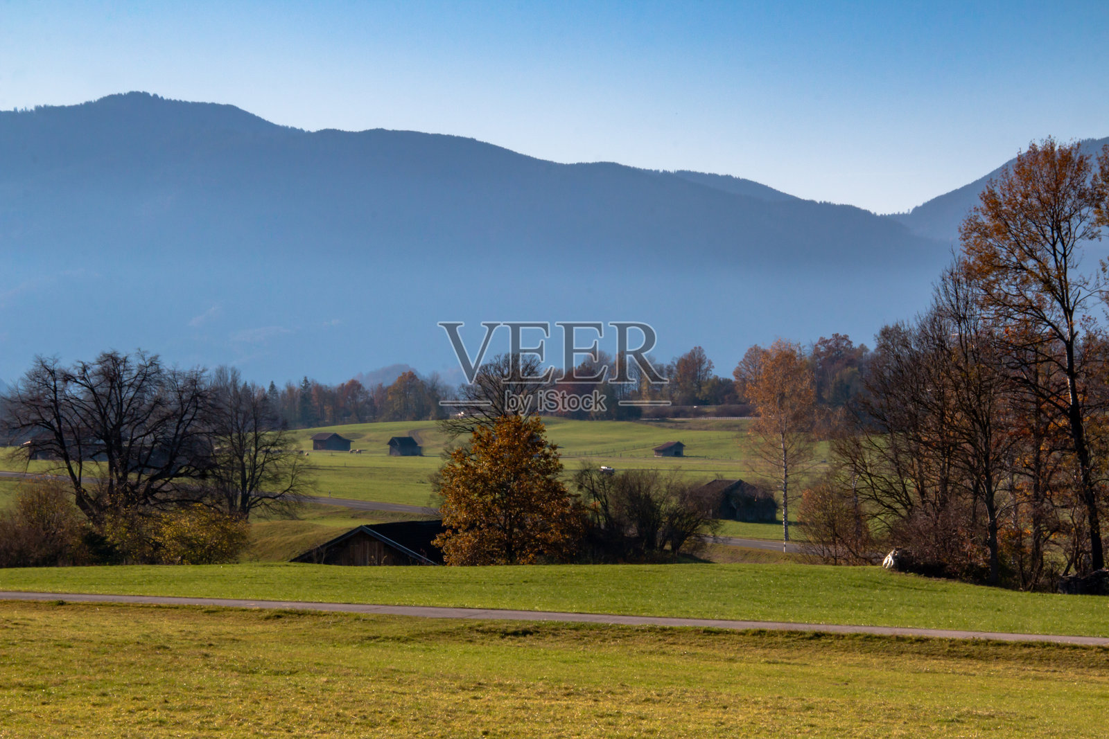 南巴伐利亚的秋季风景，背景是群山。照片摄影图片