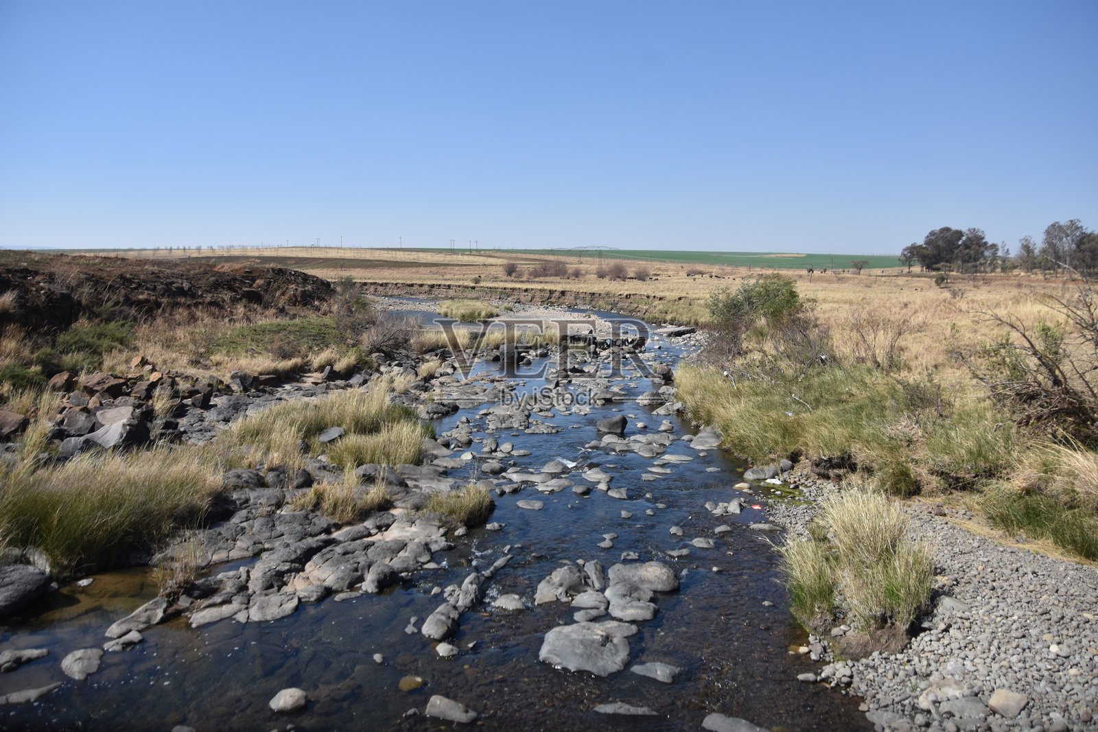南非夸祖鲁-纳塔尔地区的一条有石头的河流照片摄影图片