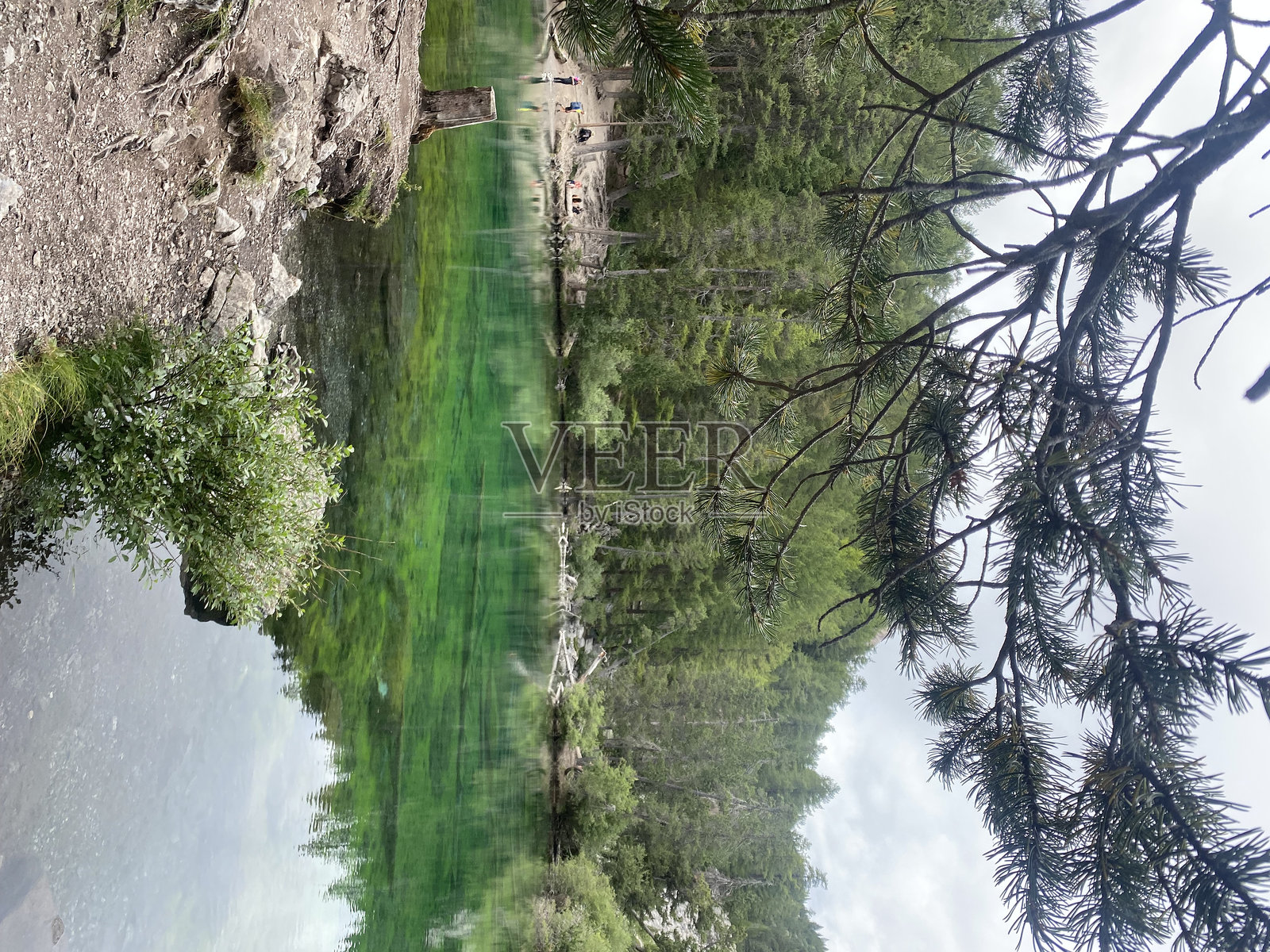 法国阿尔卑斯的绿湖照片摄影图片