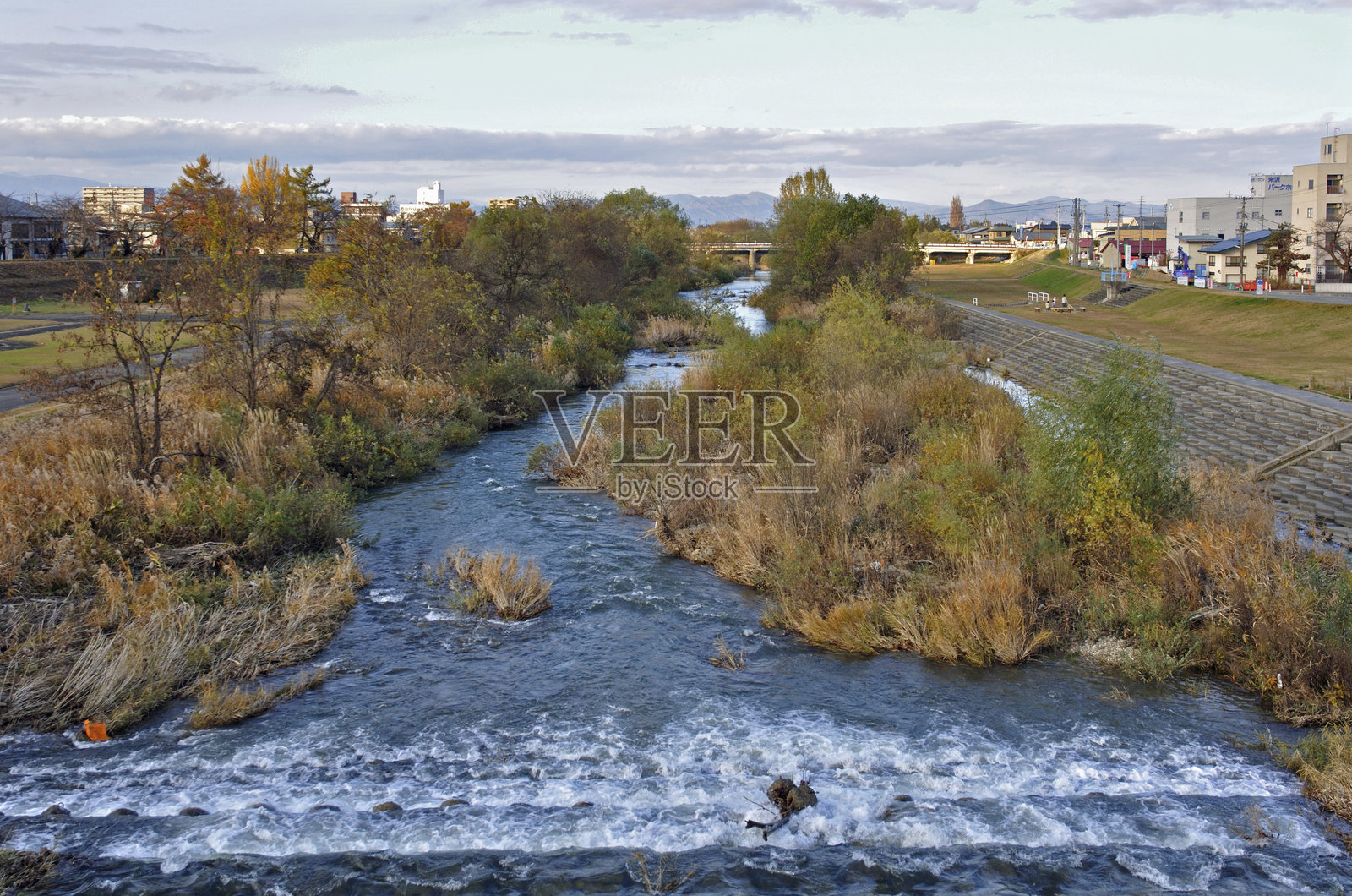 米泽市的最上川（松川）和松川桥照片摄影图片