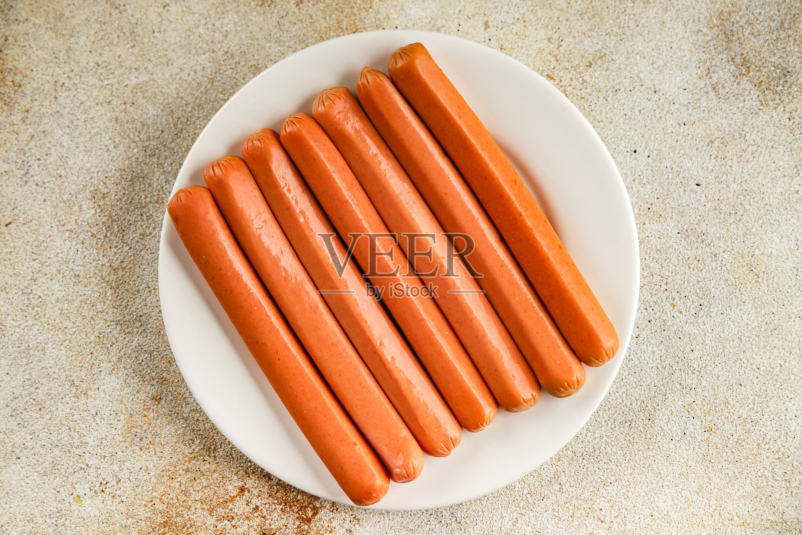 香肠，猪肉、牛肉、鸡肉菜肴，新鲜美味的美食背景，桌面上的乡村风格美食俯视图，留白空间照片摄影图片