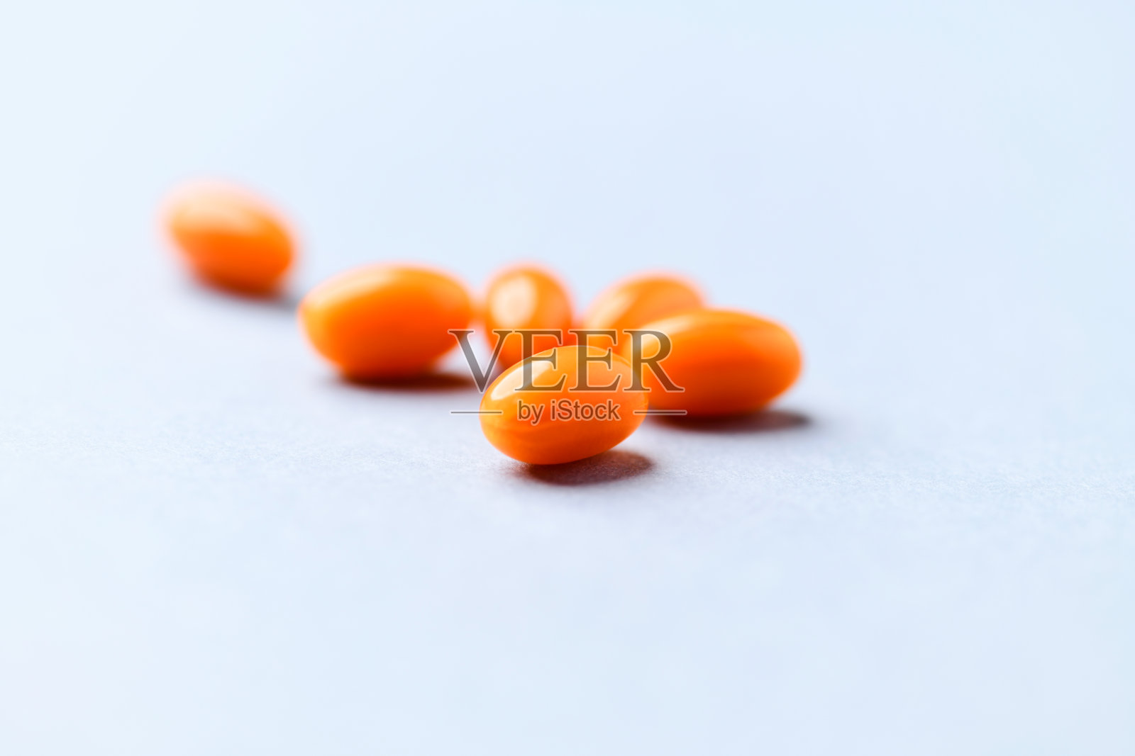 辅酶Q10胶囊。膳食补充剂。明亮的纸张背景。特写。照片摄影图片