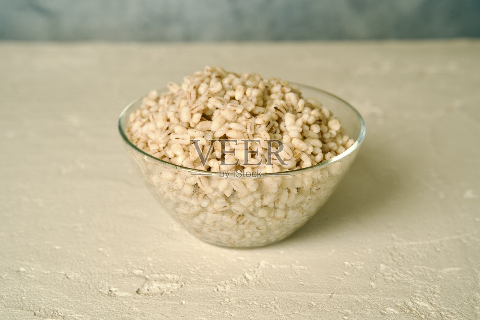 玻璃碗中的熟大麦粒照片摄影图片