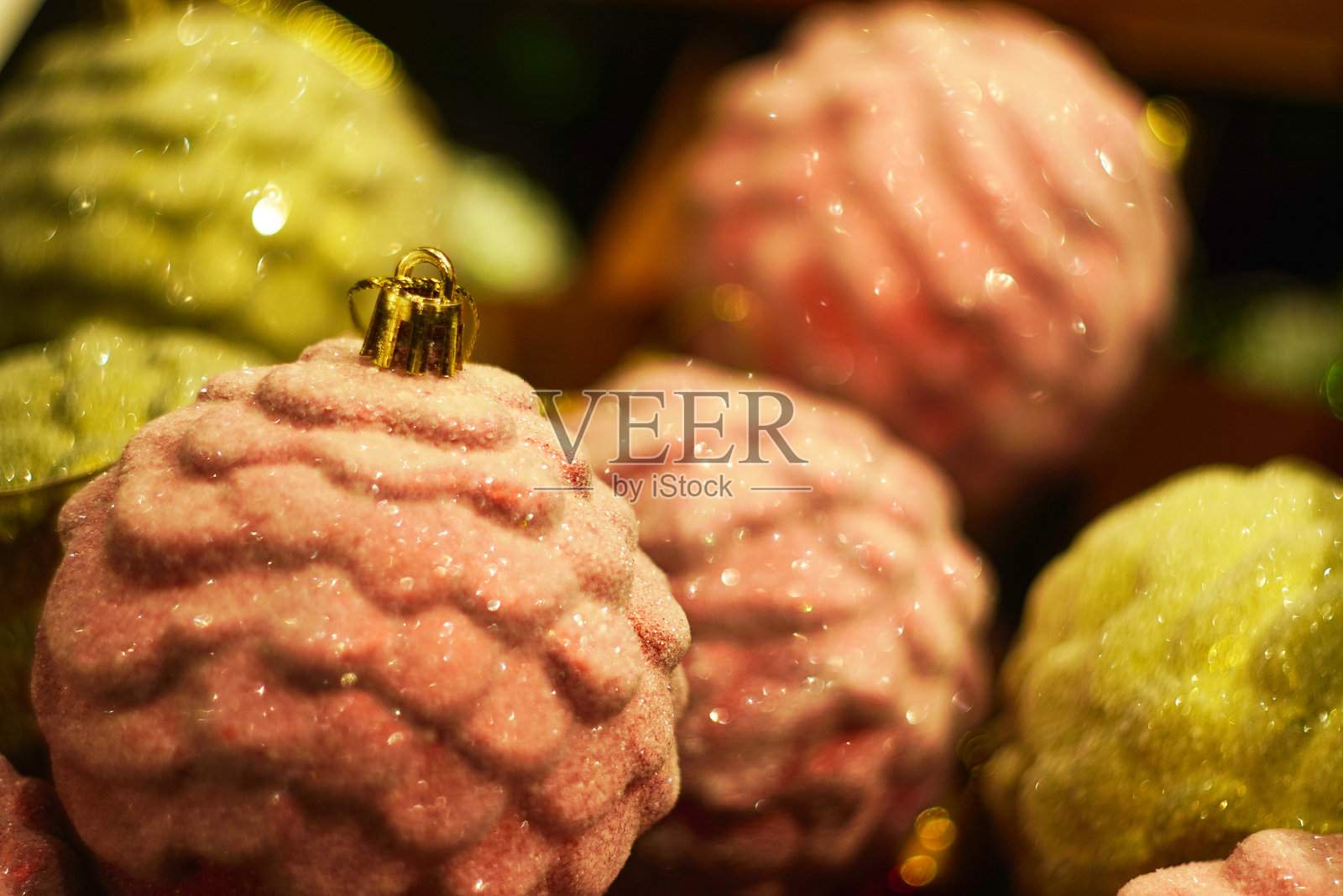 闪亮的粉色和绿色圣诞装饰球照片摄影图片