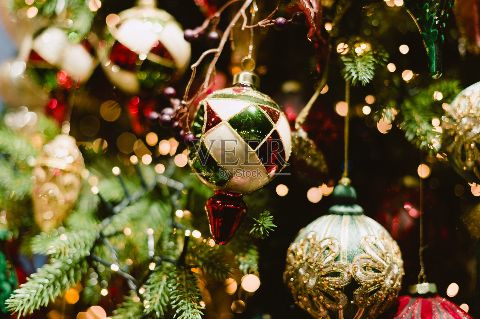 一棵挂满圣诞装饰品的树照片摄影图片