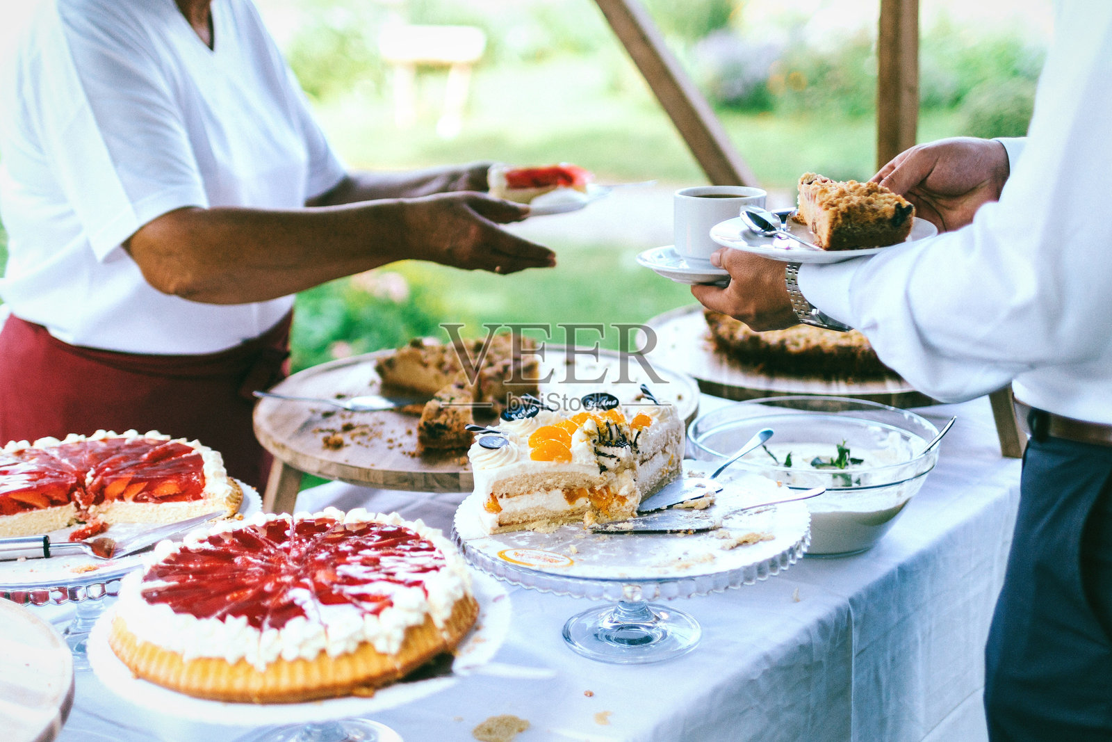 高角度视图的人们在盘子里照片摄影图片