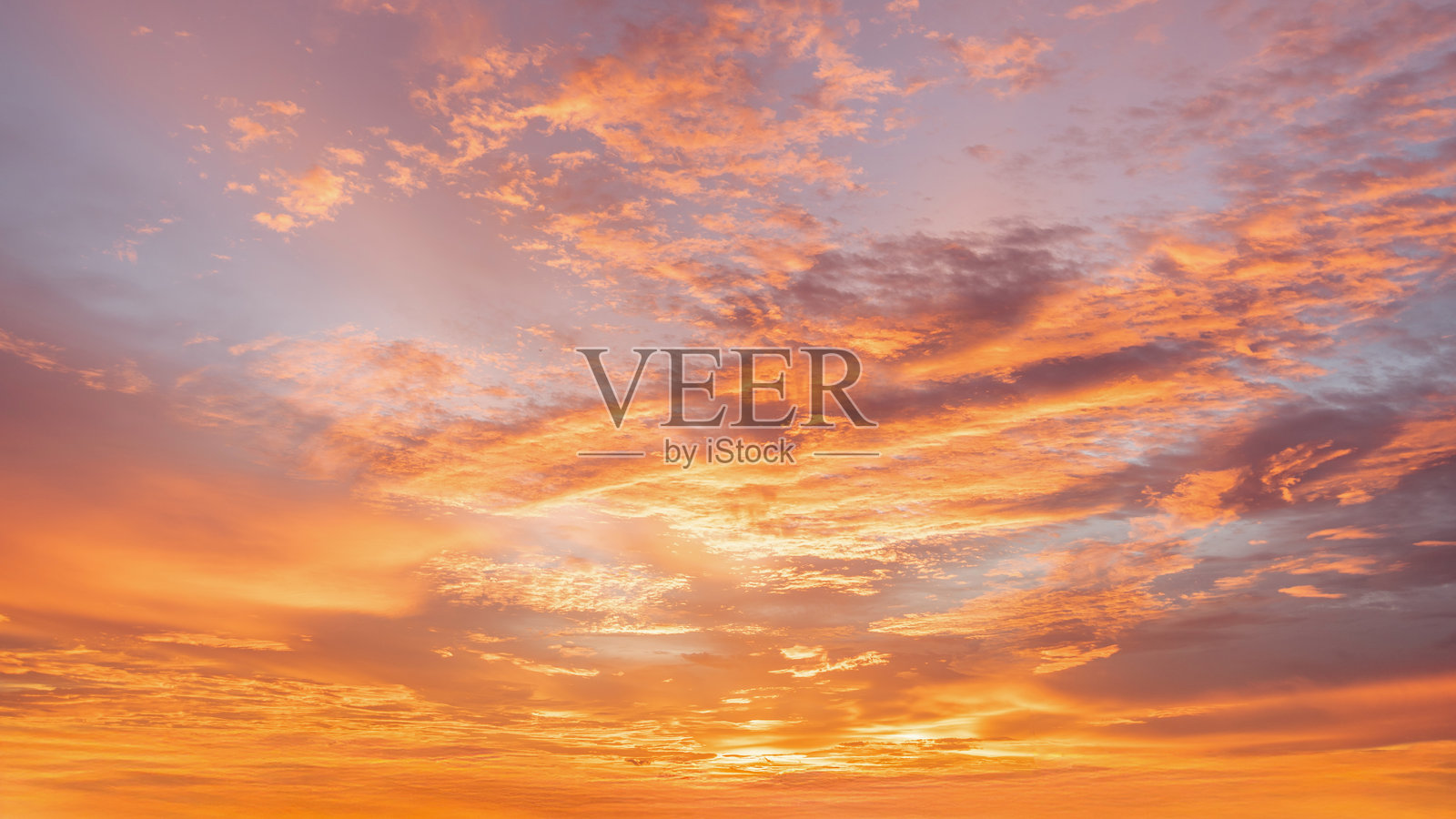 日落时分金色与蓝色天空的全景自然背景。色彩斑斓的戏剧性天空与云彩。日落时的天空背景。日落时的云彩天空。照片摄影图片