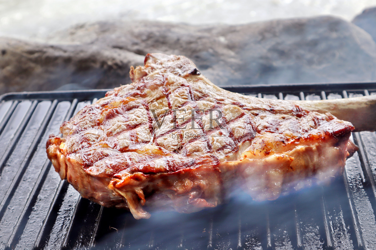 烤盘上的肋眼牛排照片摄影图片