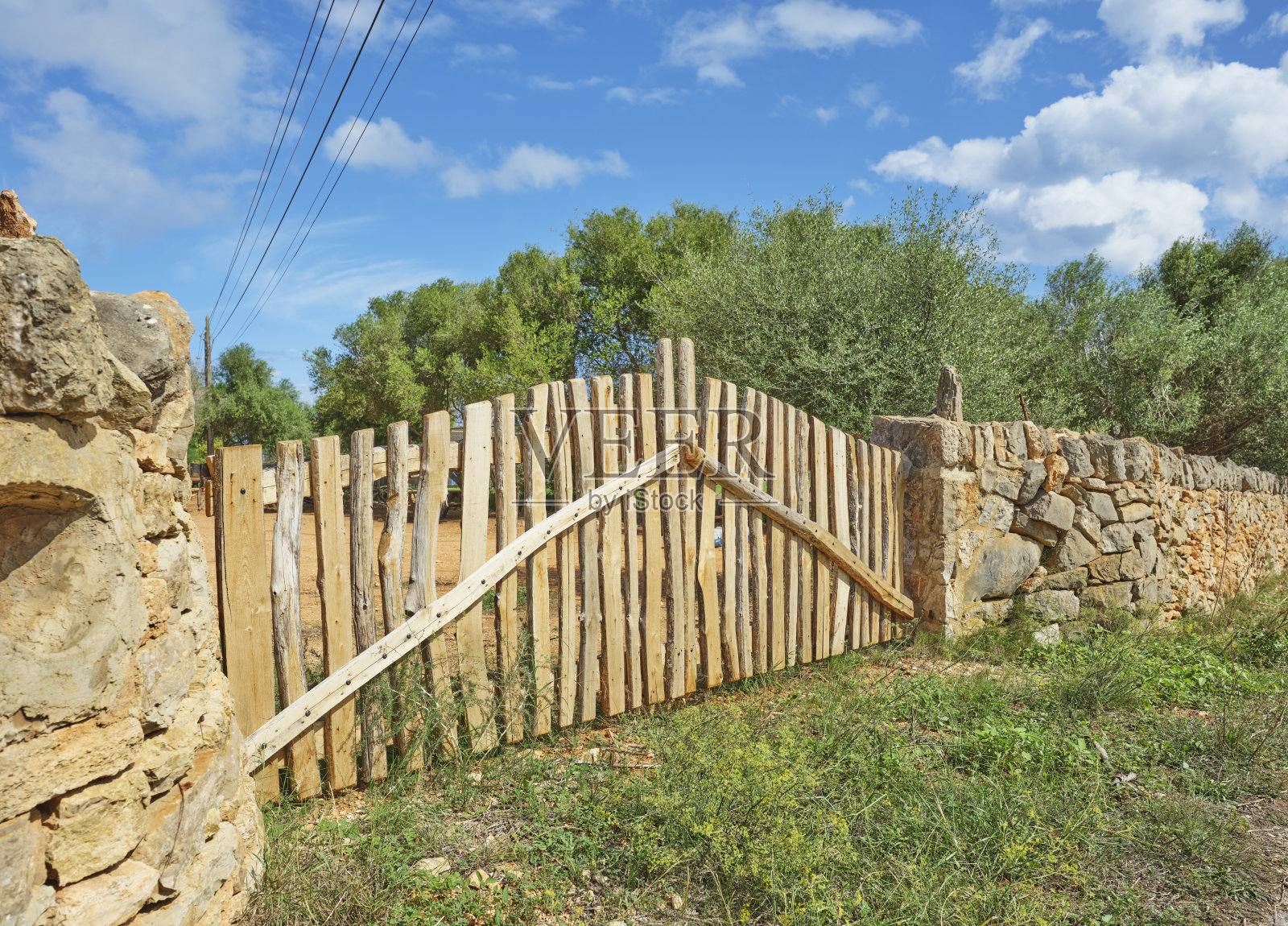 马略卡乡村的石墙旁的乡村木栅栏照片摄影图片