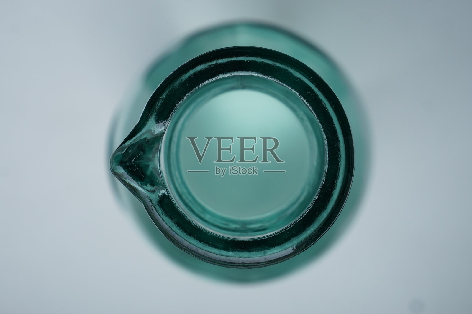 俯视一只设计简约的青绿色玻璃水壶照片摄影图片