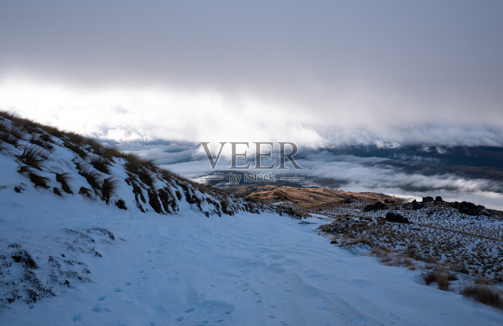 新西兰中奥塔哥的冬季风景，雪山、丘陵、蓝天，令人惊叹的美丽照片摄影图片