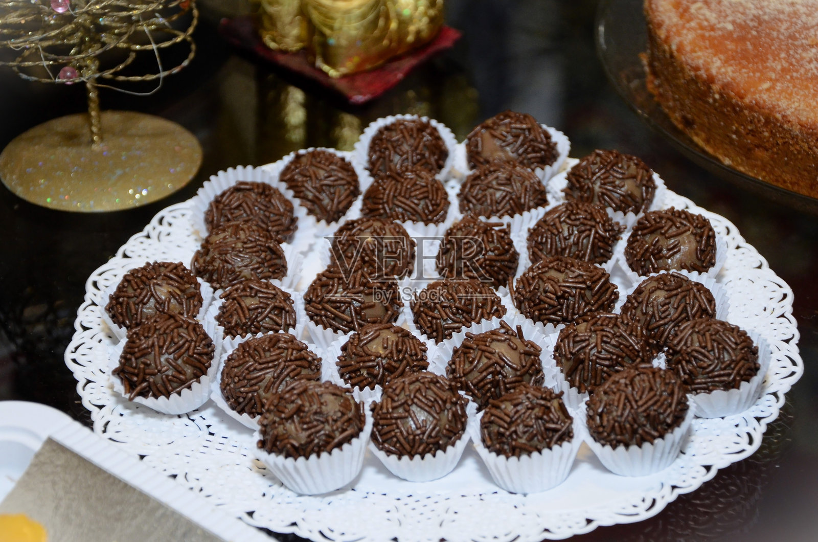 桌子上满是美味的巧克力布里加迪尔球照片摄影图片