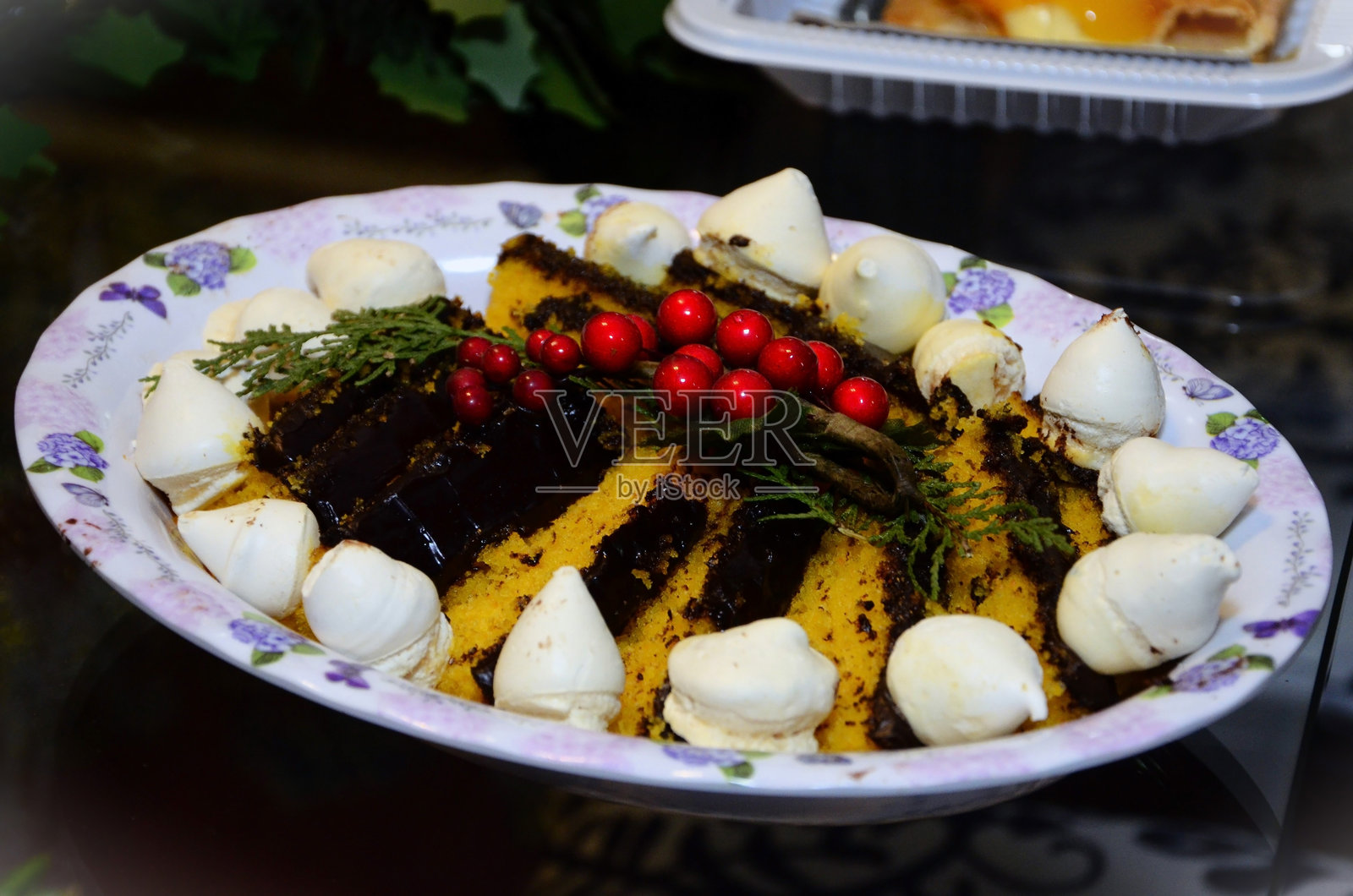 圣诞节装饰的蛋白霜胡萝卜蛋糕照片摄影图片