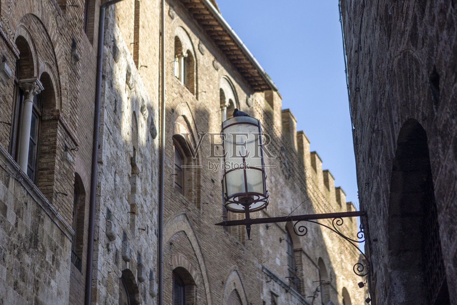 意大利圣吉米尼亚诺大教堂广场一角的细节。照片摄影图片