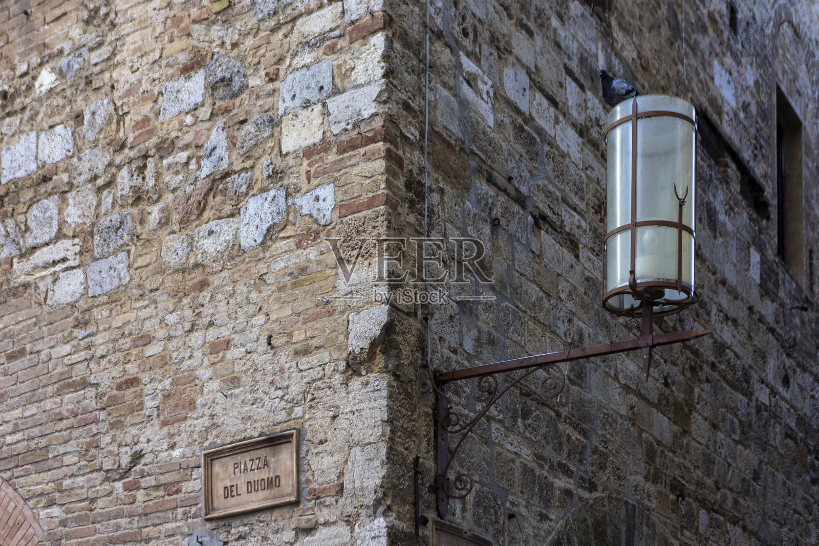 意大利圣吉米尼亚诺大教堂广场一角的细节。照片摄影图片