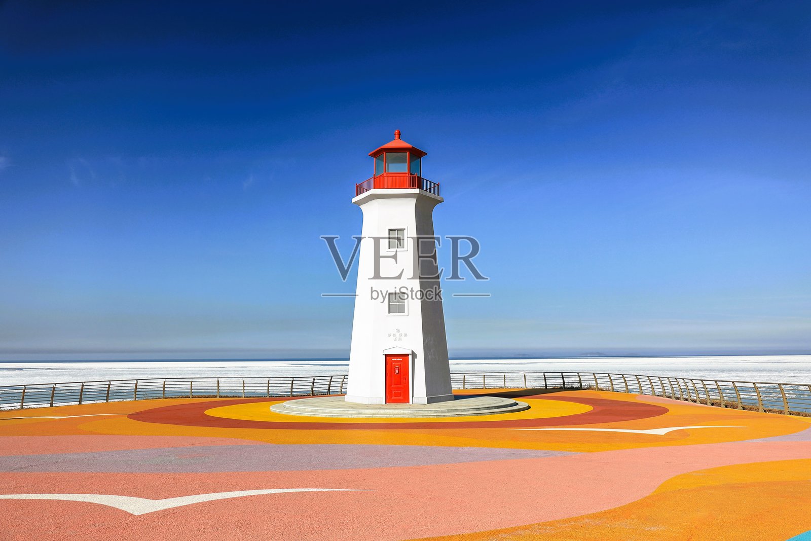 海边的冬季灯塔：宁静的海岸风景照片摄影图片