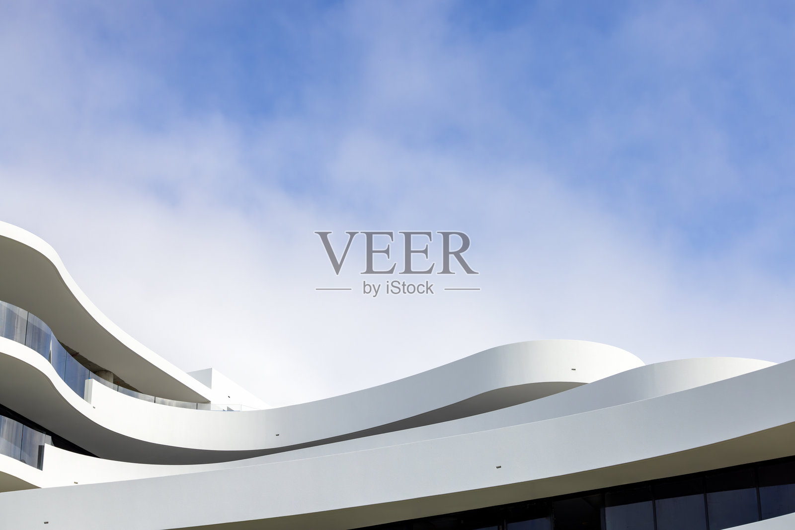 全新现代公寓大楼的顶部特写，背景留有空白空间照片摄影图片