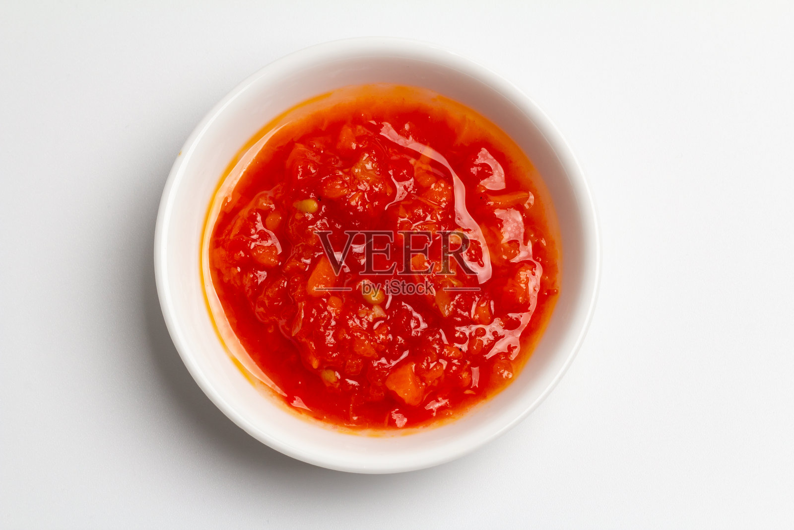 碗中的番茄和辣椒红酱。照片摄影图片