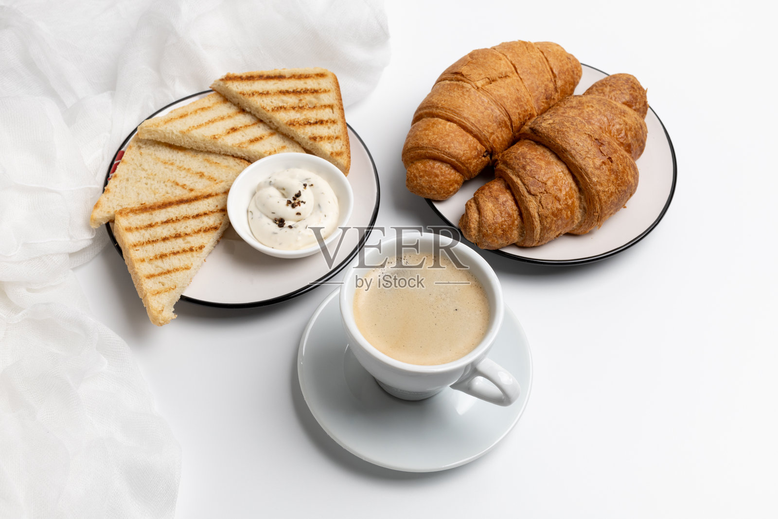 自制的烤面包片配可颂和一杯黑咖啡，适合早餐享用。照片摄影图片