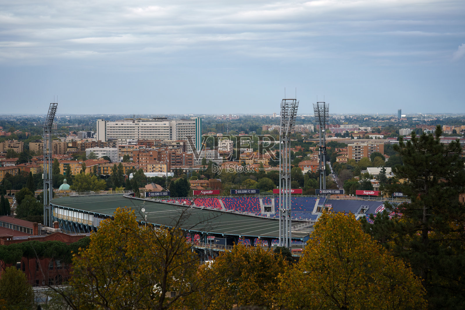 博洛尼亚的雷纳托·达拉阿拉体育场和城市天际线照片摄影图片