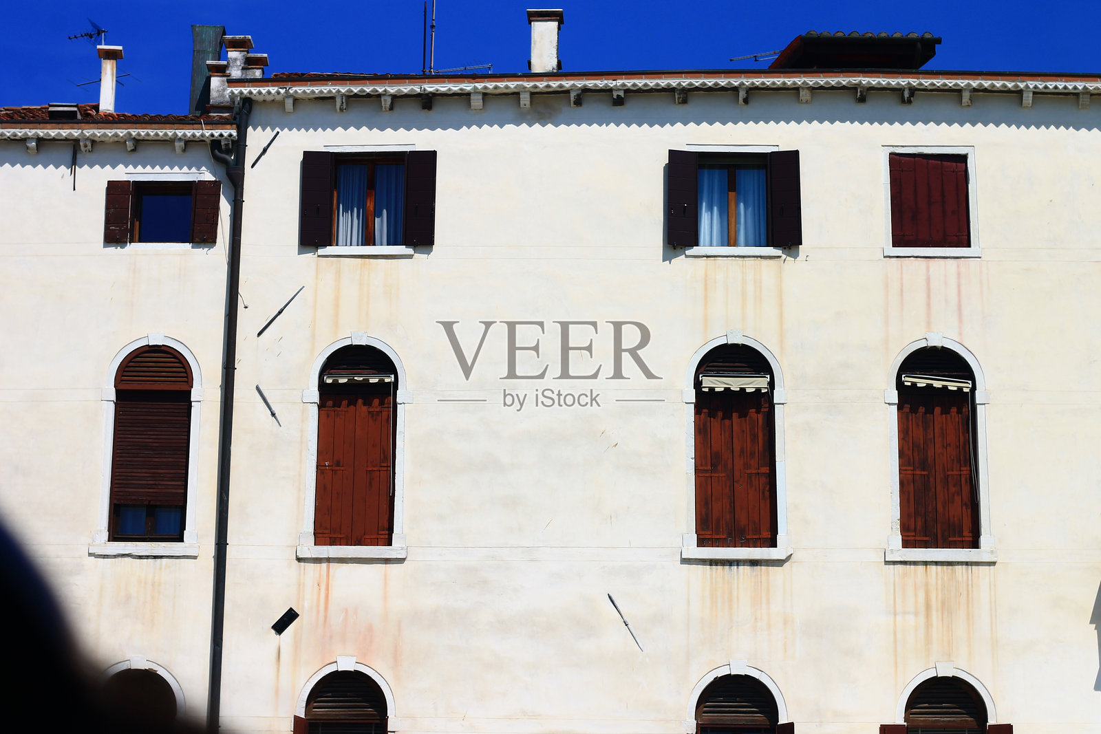 美丽的经典建筑与百叶窗照片摄影图片