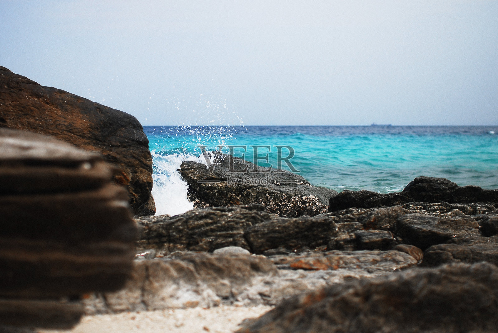 海岸风景，碧蓝的海水与岩石 formations照片摄影图片