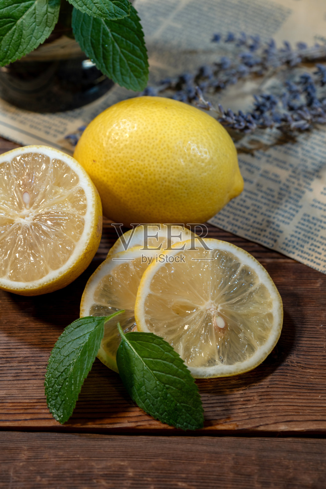 报纸道具和切好的整颗柠檬放在台面上照片摄影图片