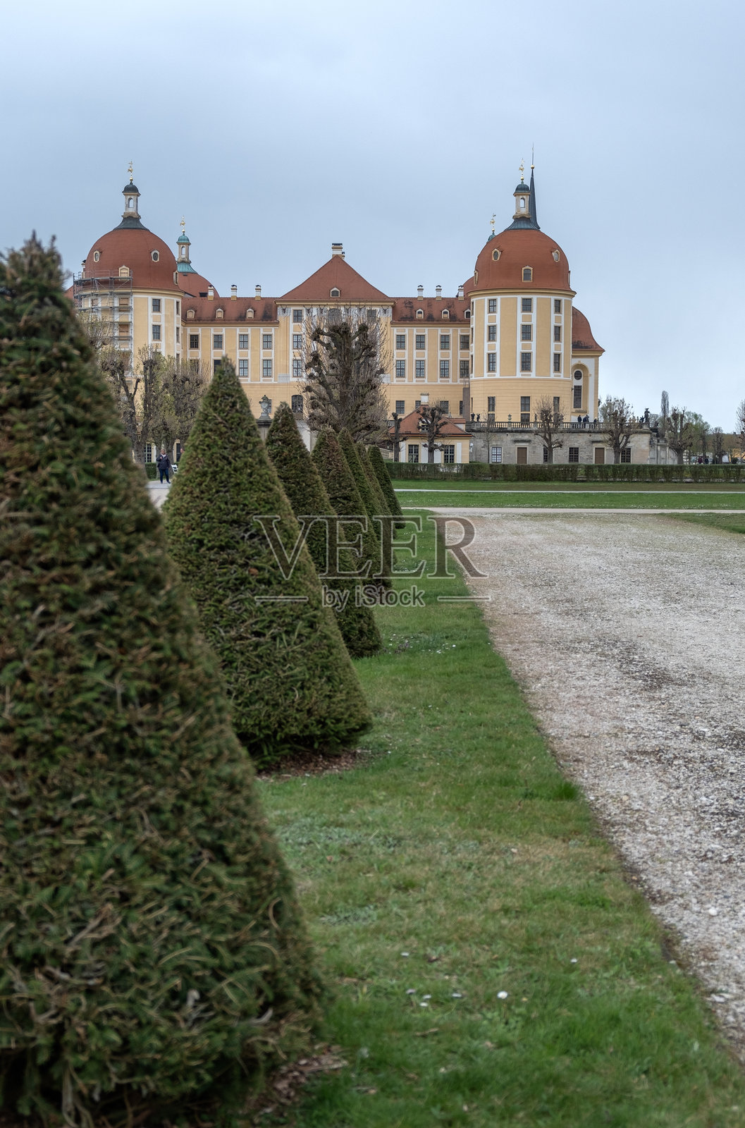 德国德累斯顿的莫里茨堡城堡，湖泊与莫里茨堡城堡的景观，萨克森州德累斯顿。照片摄影图片