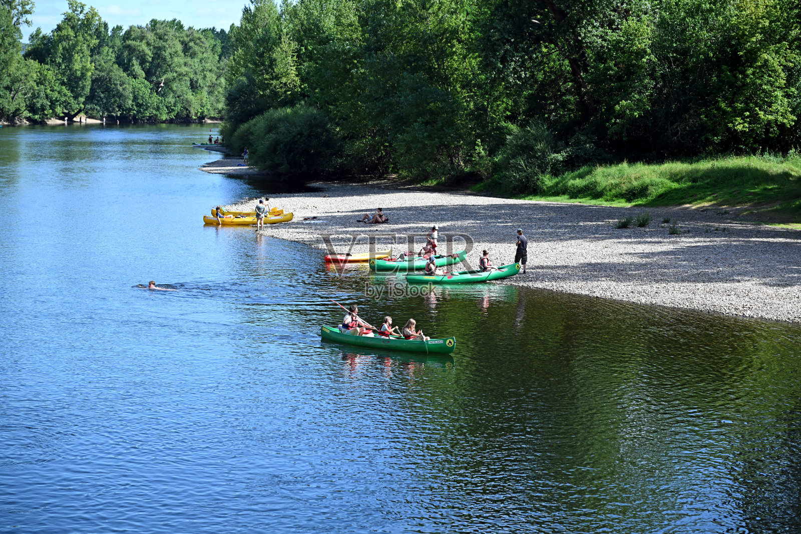 多尔多涅河岸上的皮划艇运动员照片摄影图片