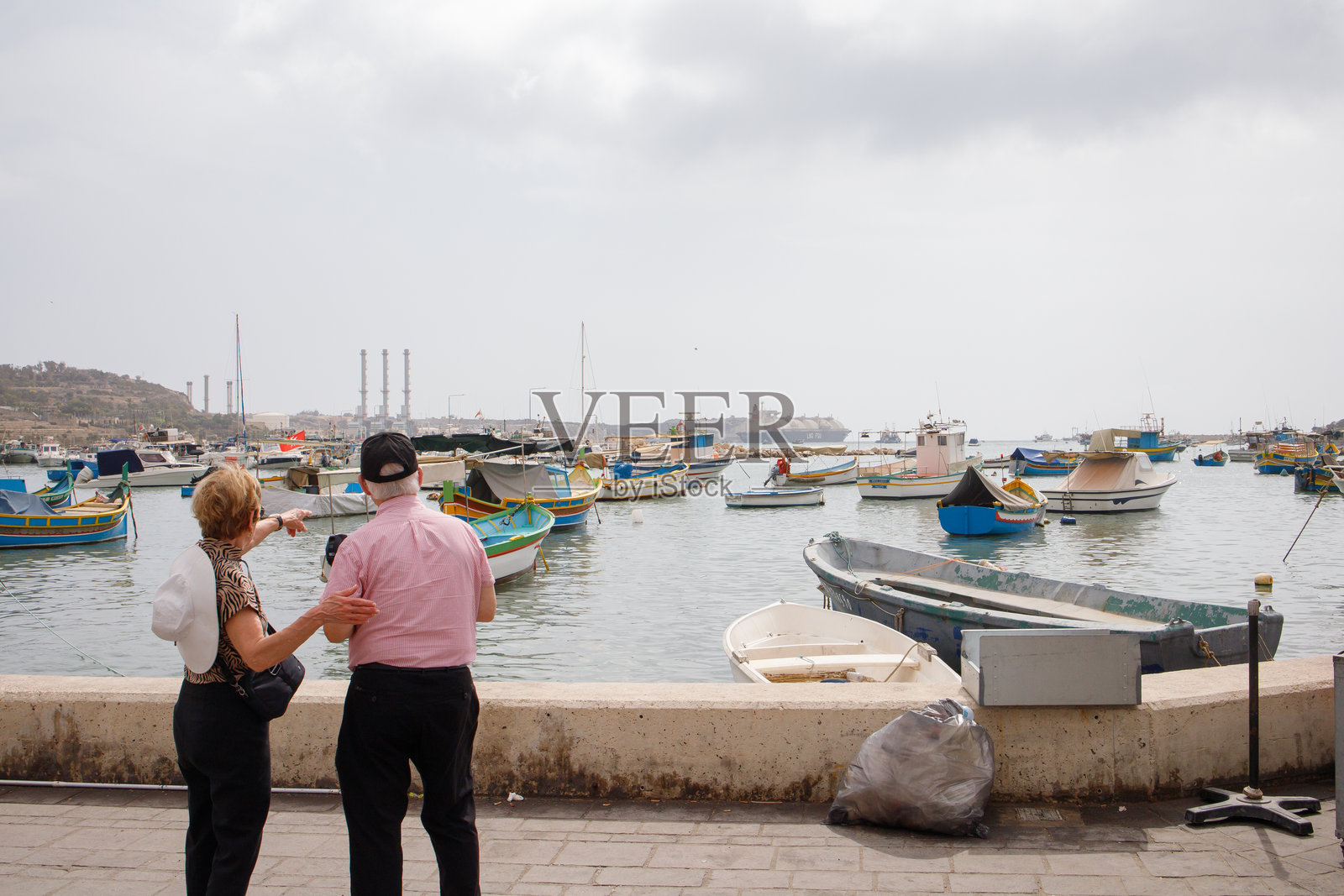 一对老年游客在马尔萨什洛克渔村欣赏美景照片摄影图片