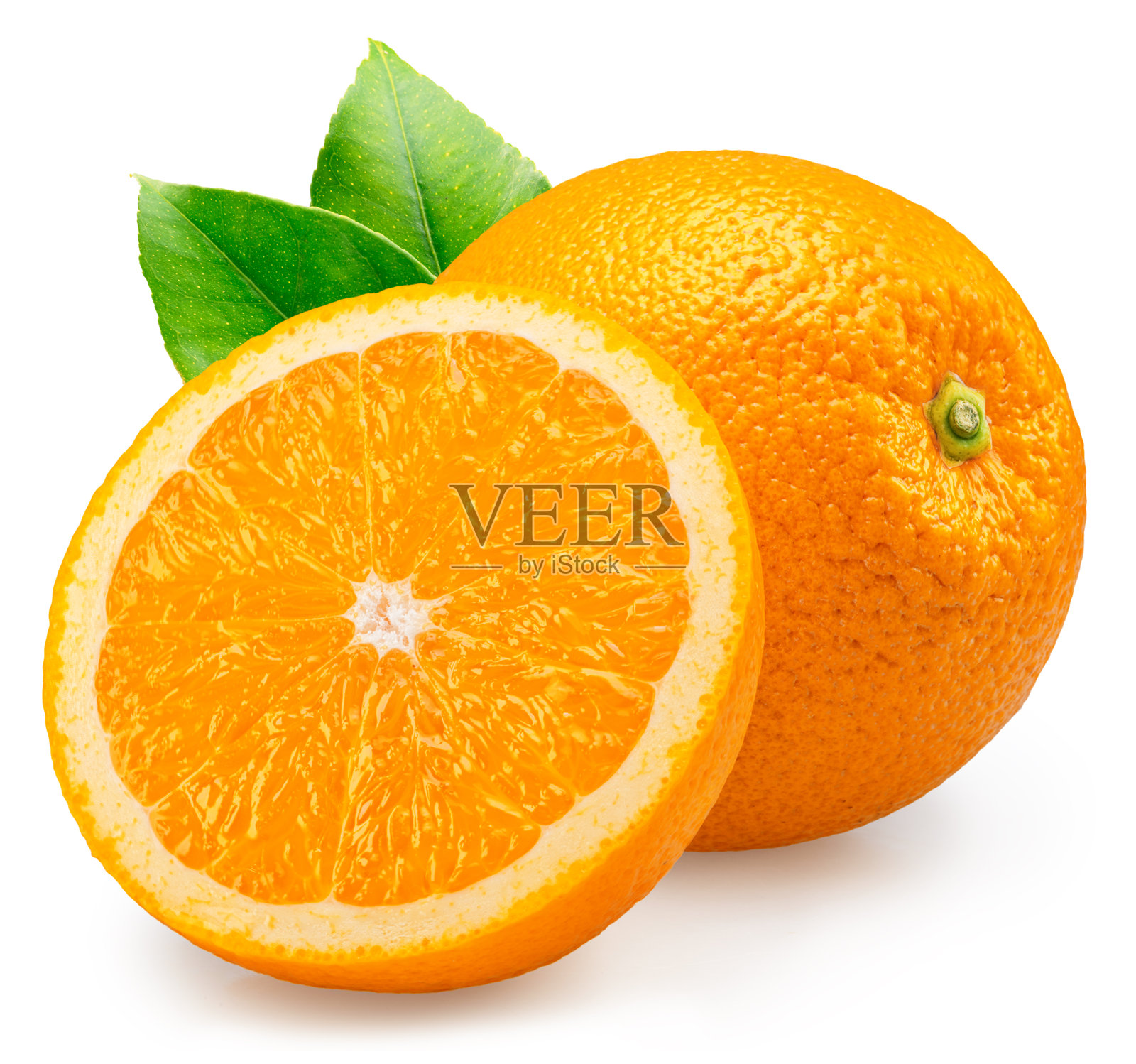 橙子和切成两半的橙子，带有叶子和花，背景为白色。文件包含剪切路径。照片摄影图片