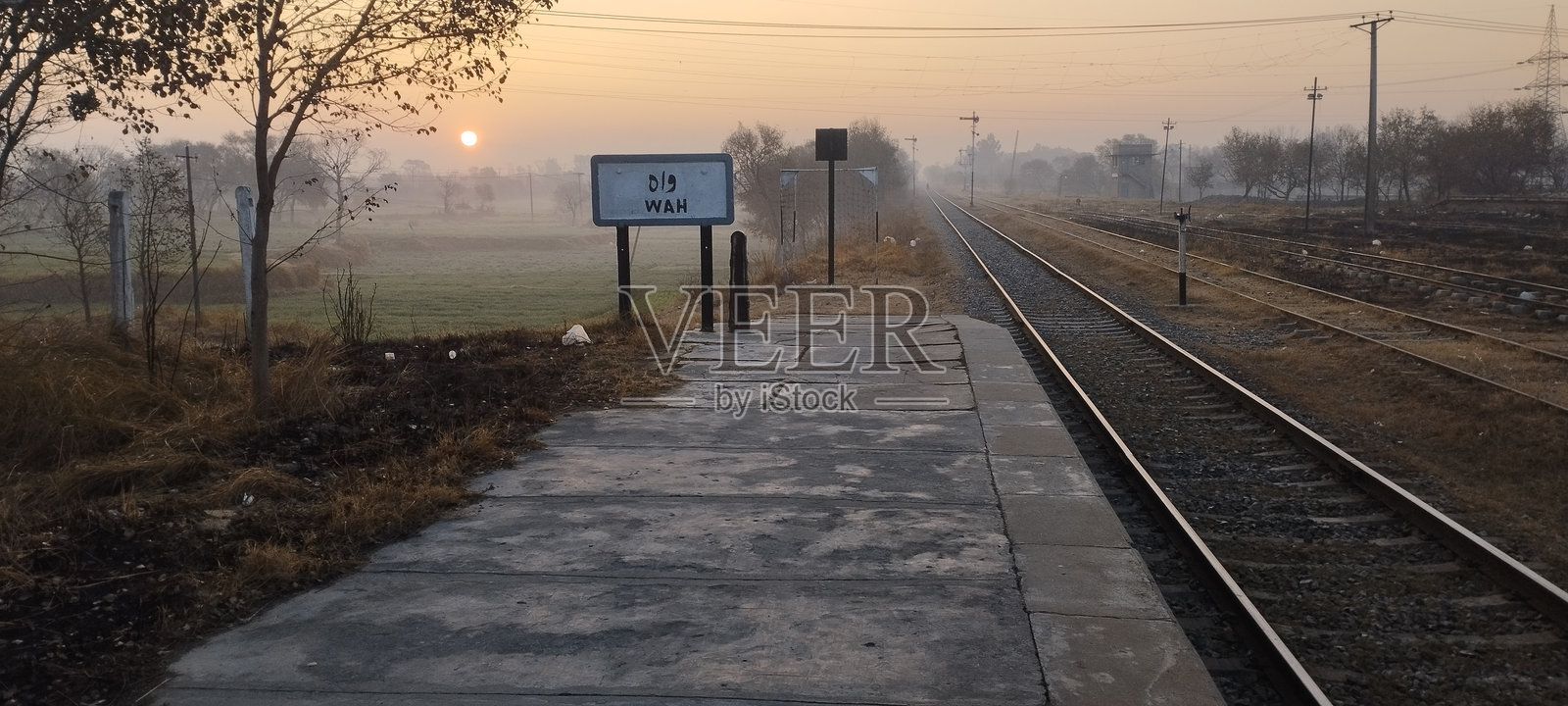 火车站与日落照片摄影图片