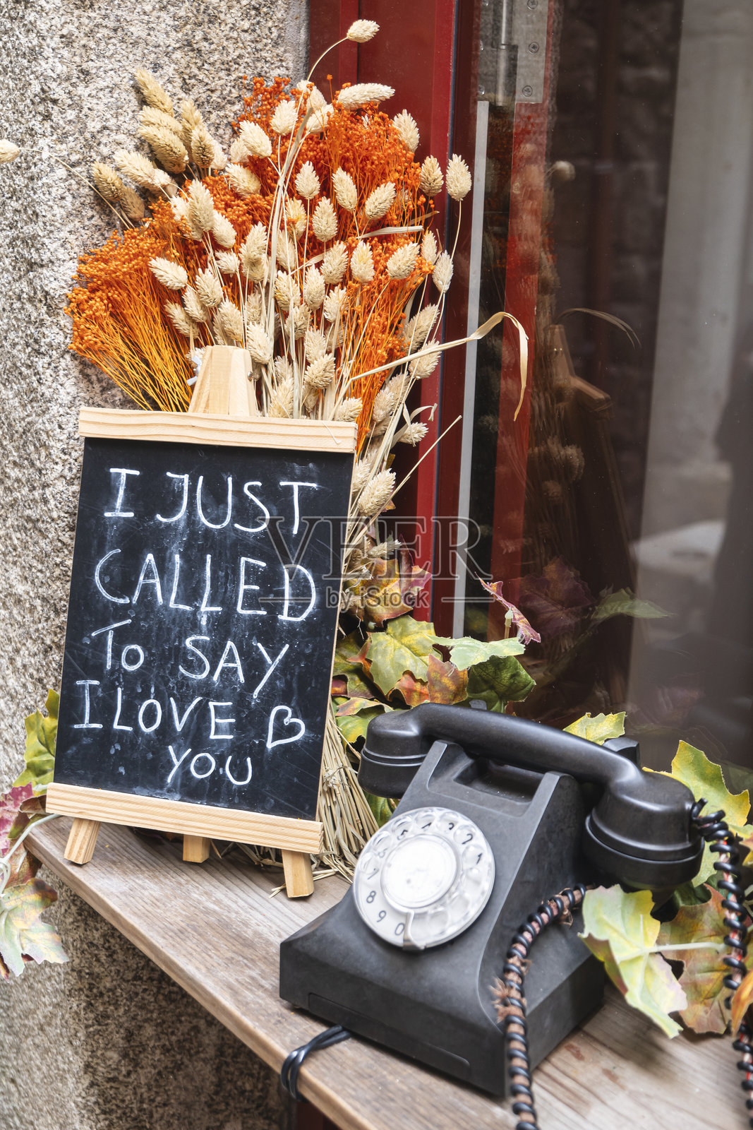 复古电话旁边有一个黑板。爱情和情人节的概念。照片摄影图片