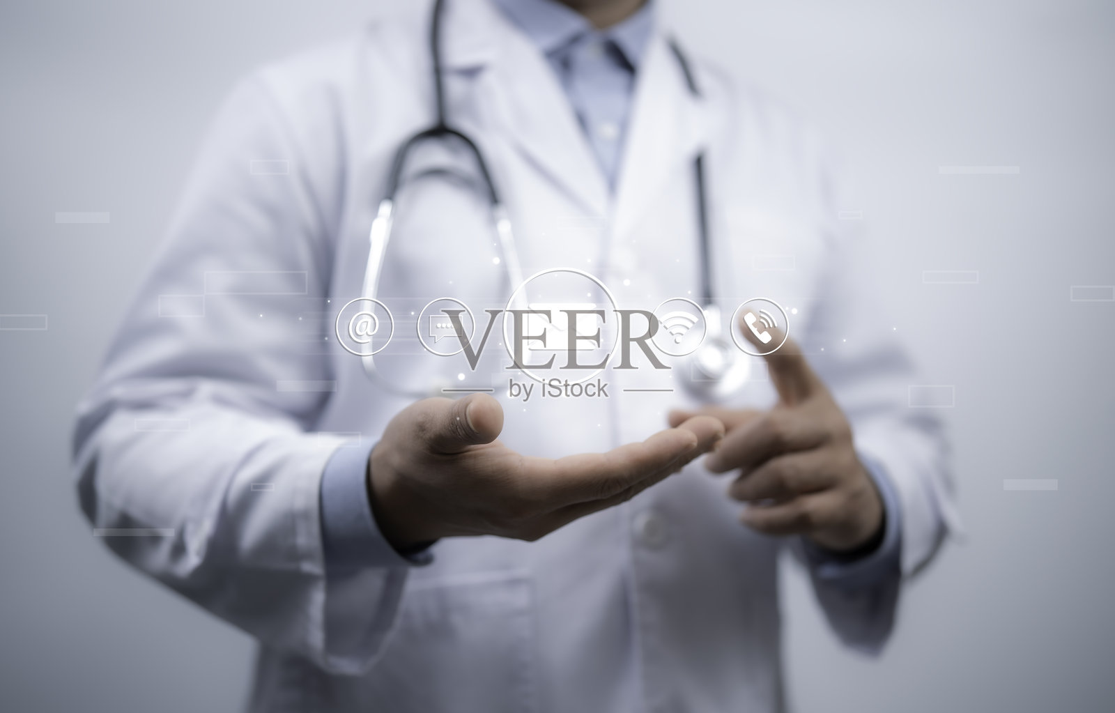 医生展示通信图标，如电子邮件、电话和聊天，强调远程医疗、在线咨询和数字医疗连接。适合现代医疗服务主题。照片摄影图片