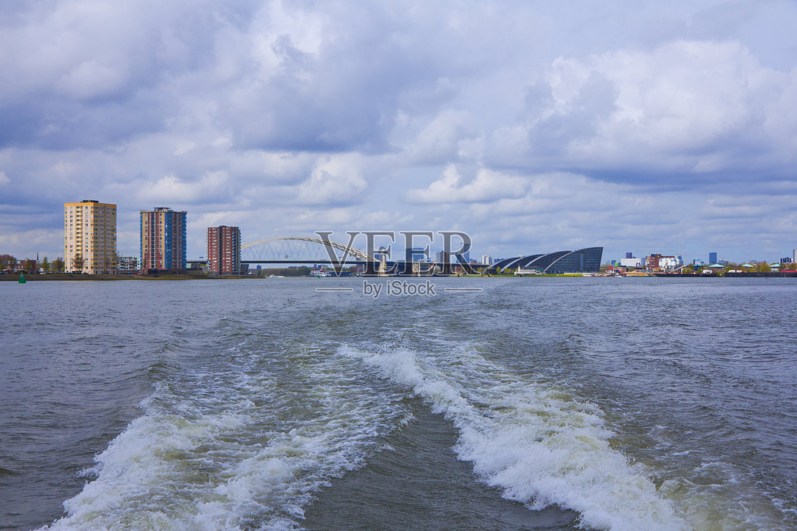 荷兰鹿特丹河畔城市风景。照片摄影图片