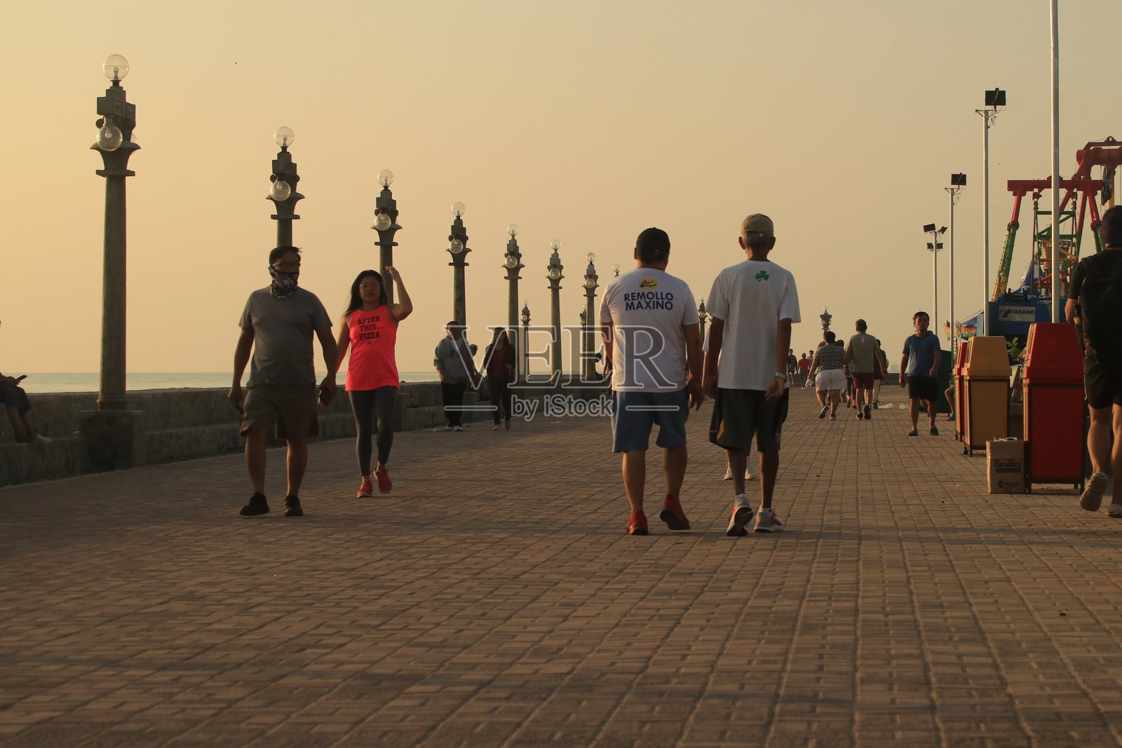 杜马盖地市的黎明照片，里萨尔大道照片摄影图片