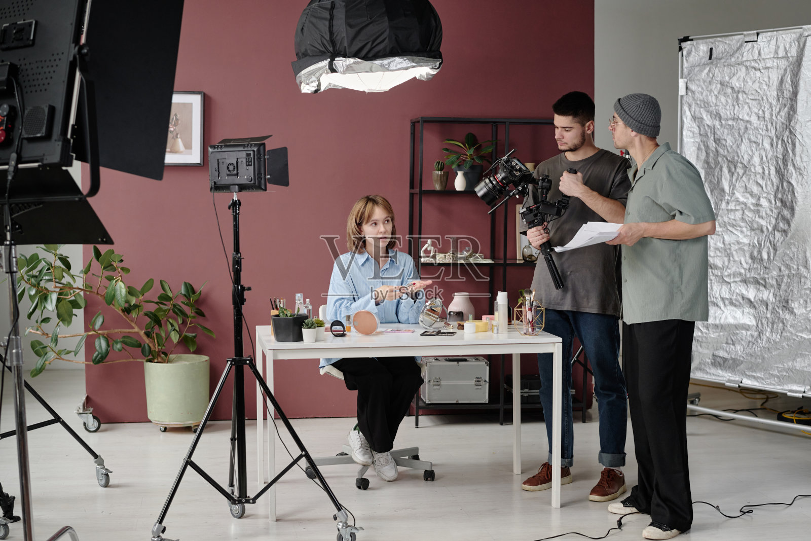 导演与女演员交谈照片摄影图片