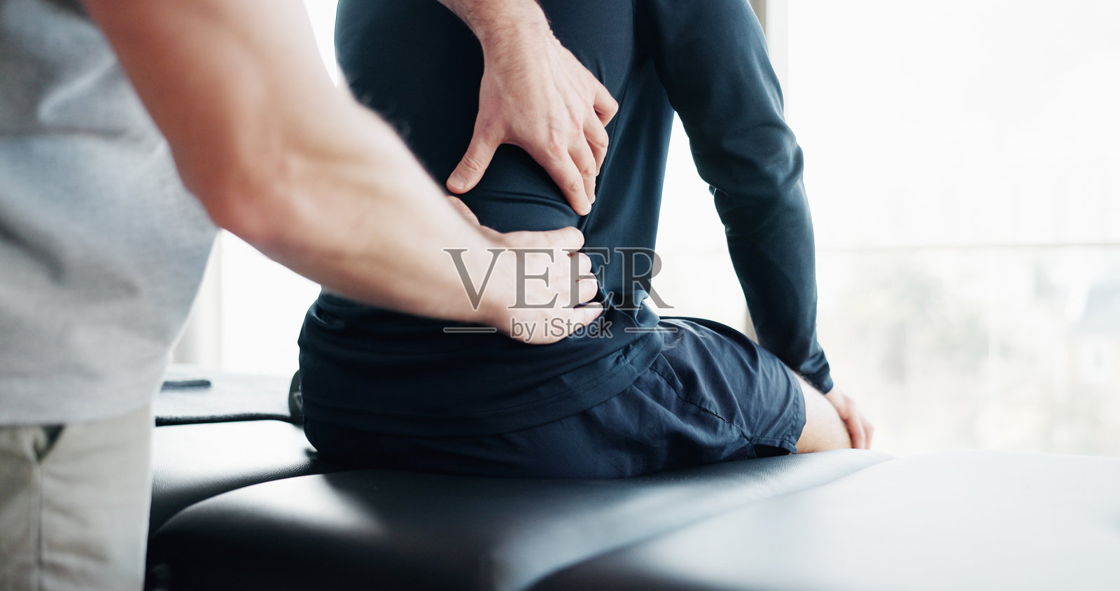 背痛、物理治疗和在诊所中进行深层组织压力、紧张和医疗的人的手。医疗、康复和肌肉，特写患者以提供支持、帮助或治疗。照片摄影图片