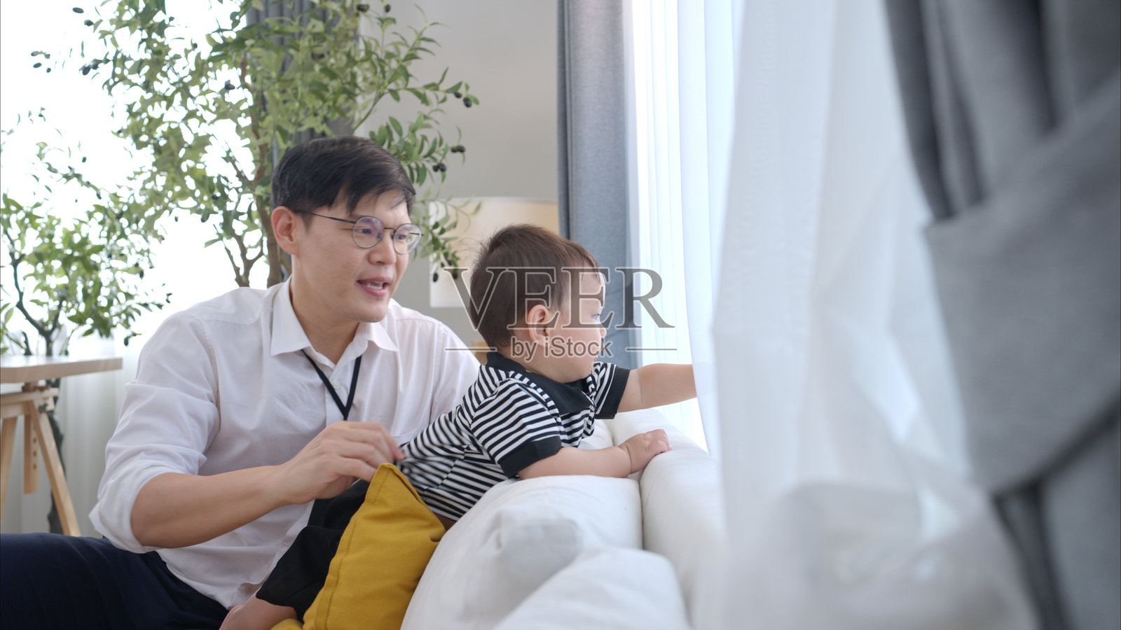 父亲下班回家后与儿子一起玩耍照片摄影图片