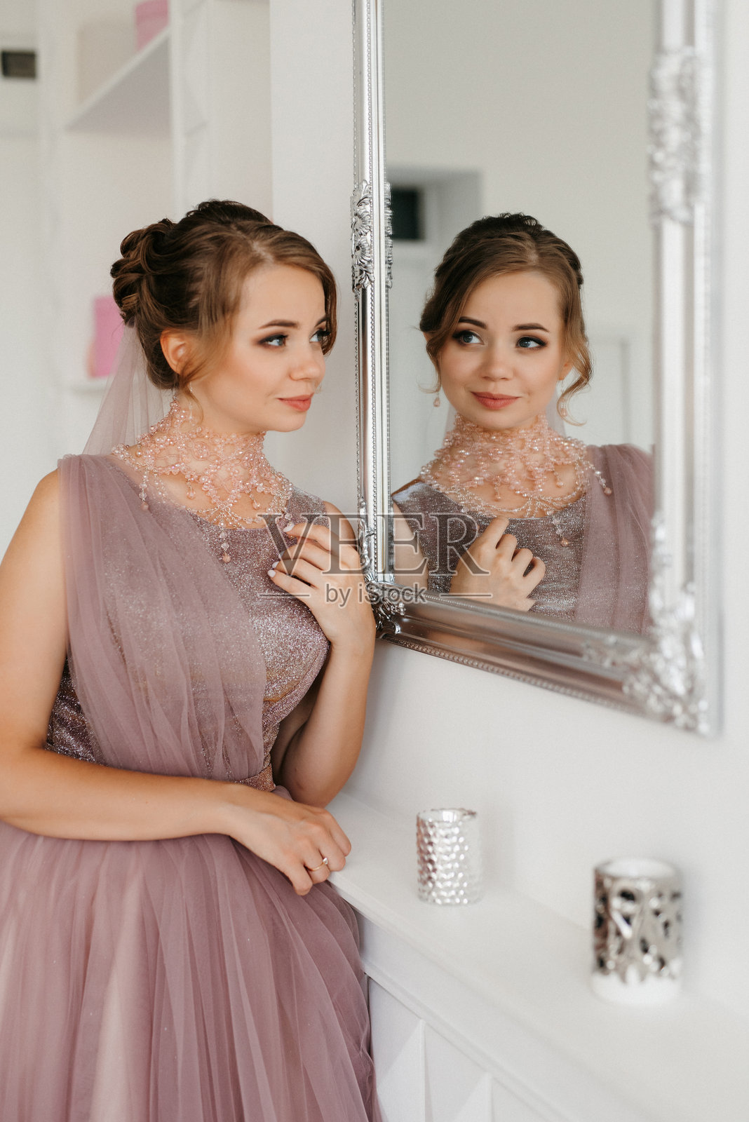 身穿淡紫色蓬松婚纱的新娘在明亮的摄影棚中照片摄影图片