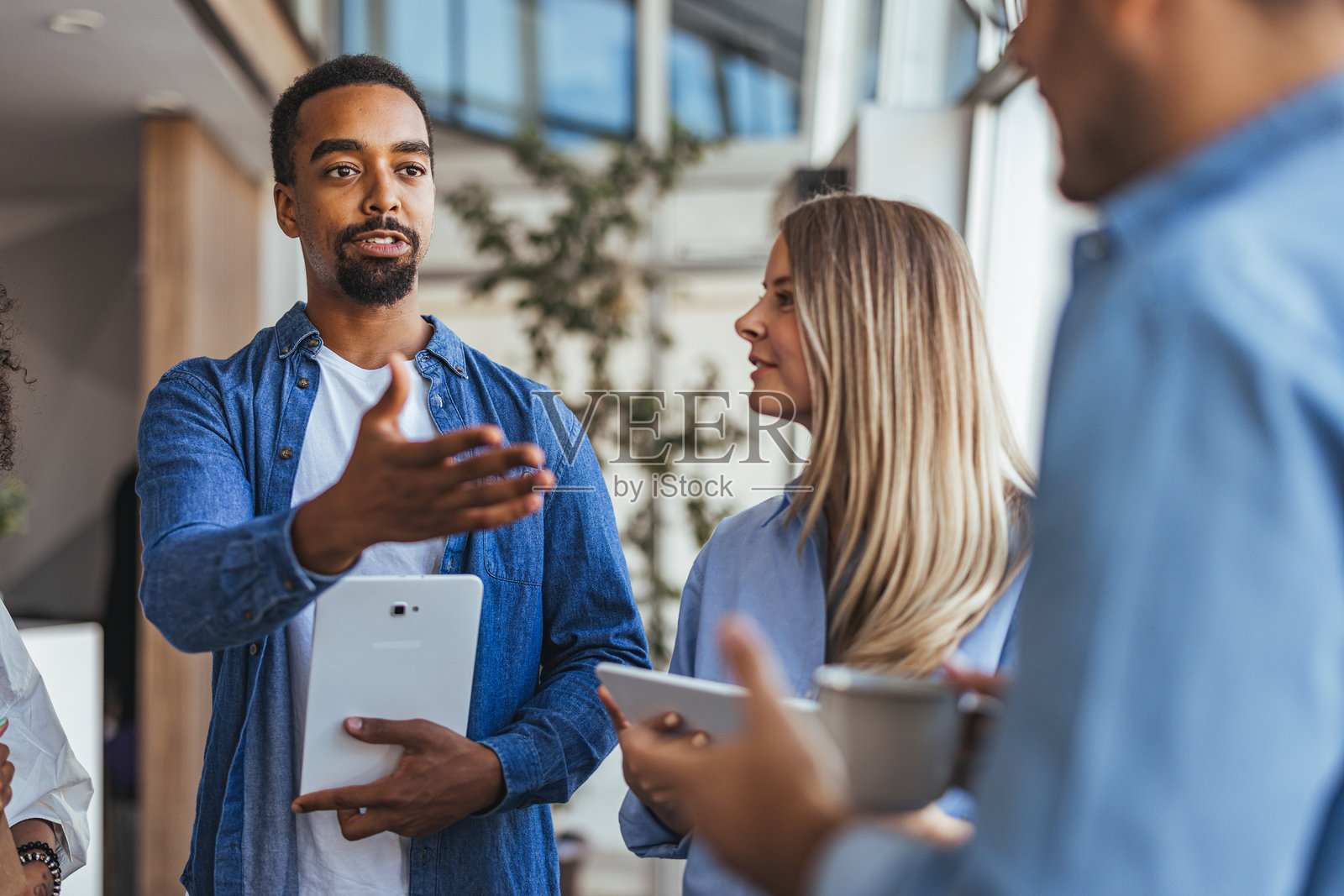 与同事在现代办公室空间进行团队会议讨论照片摄影图片