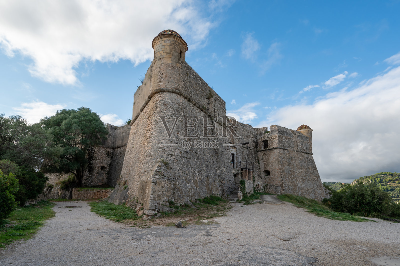 法国里维埃拉的维尔弗朗什-苏尔-梅尔上方的蒙特阿尔班堡垒。照片摄影图片