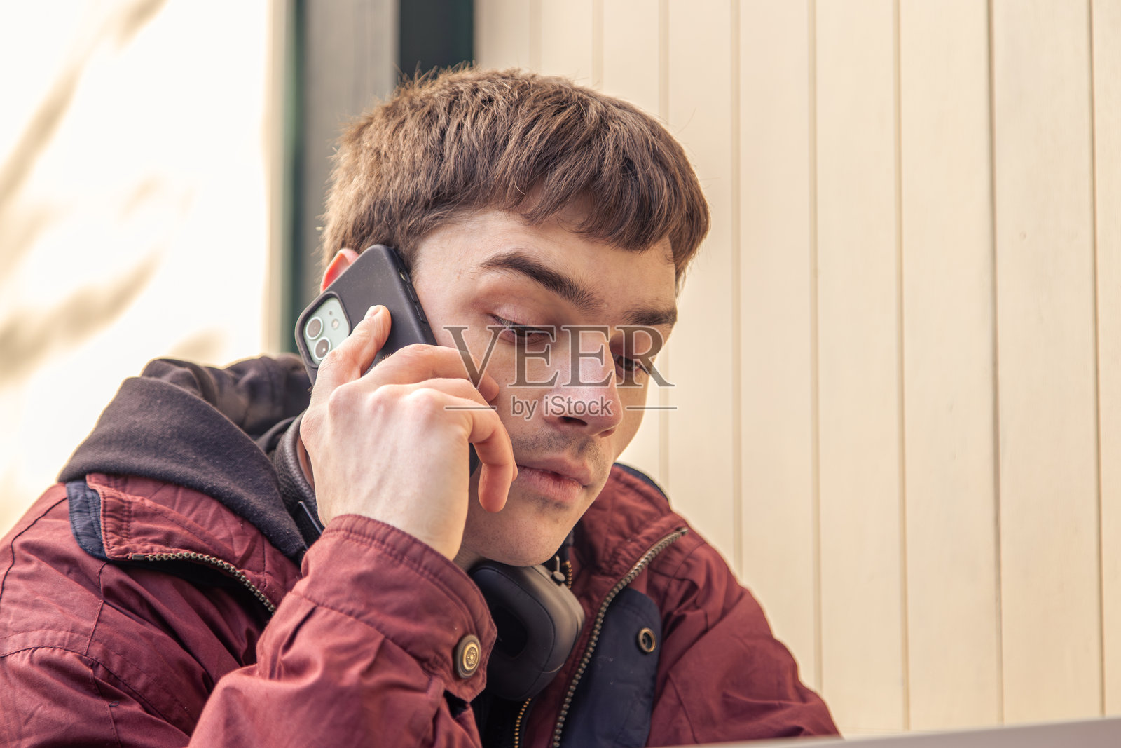 严肃的商务人士在街上打电话。情感概念。照片摄影图片