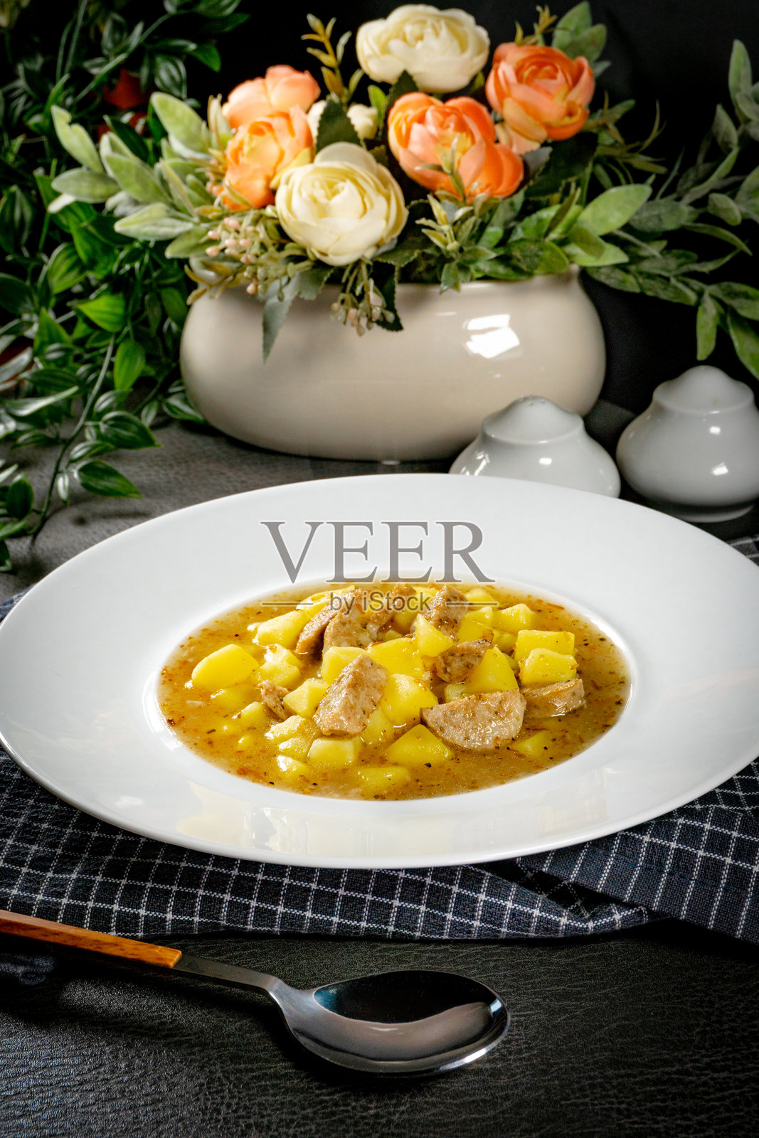 土豆和白香肠的红菜汤。照片摄影图片