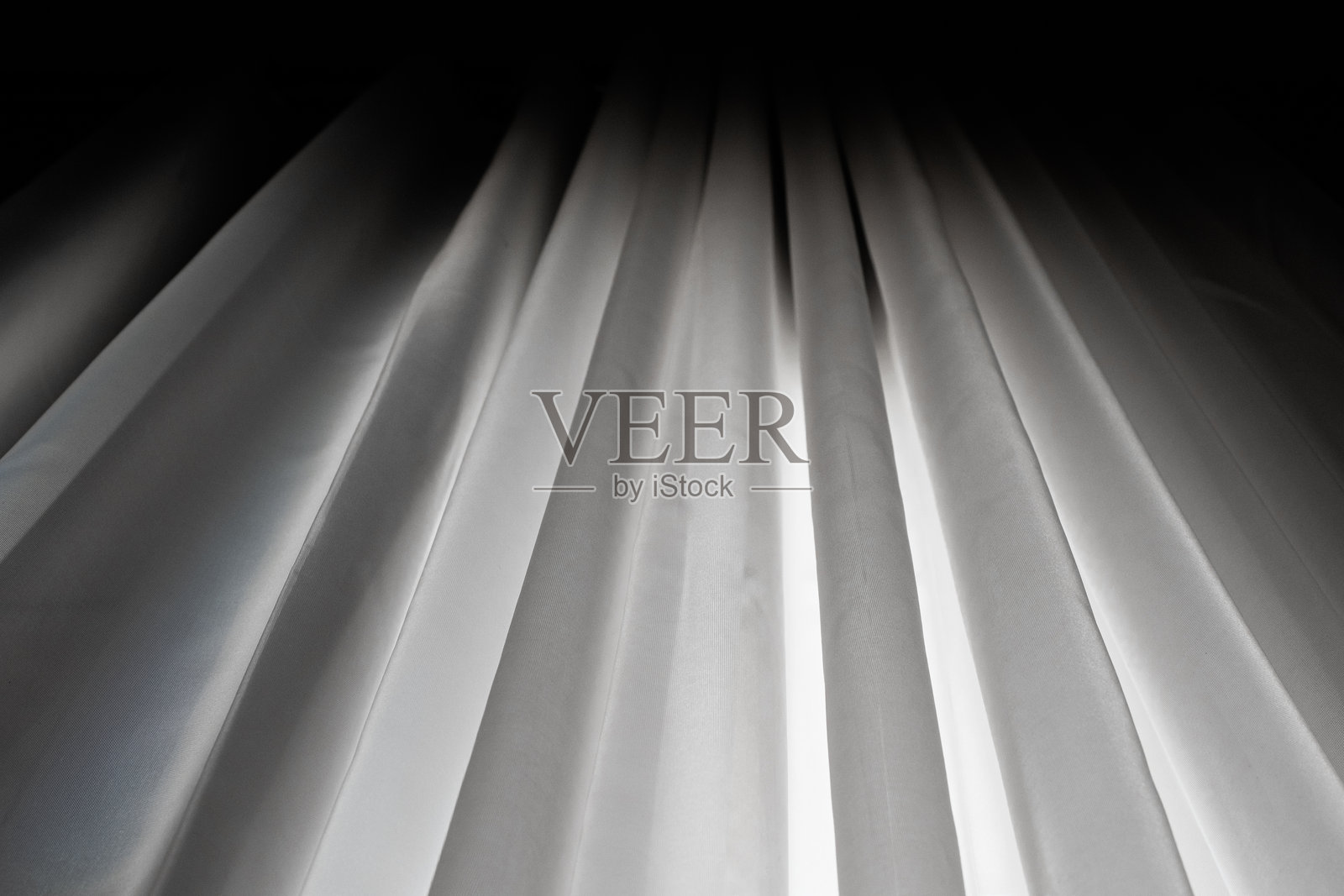 窗边的白色丝绸窗帘照片摄影图片