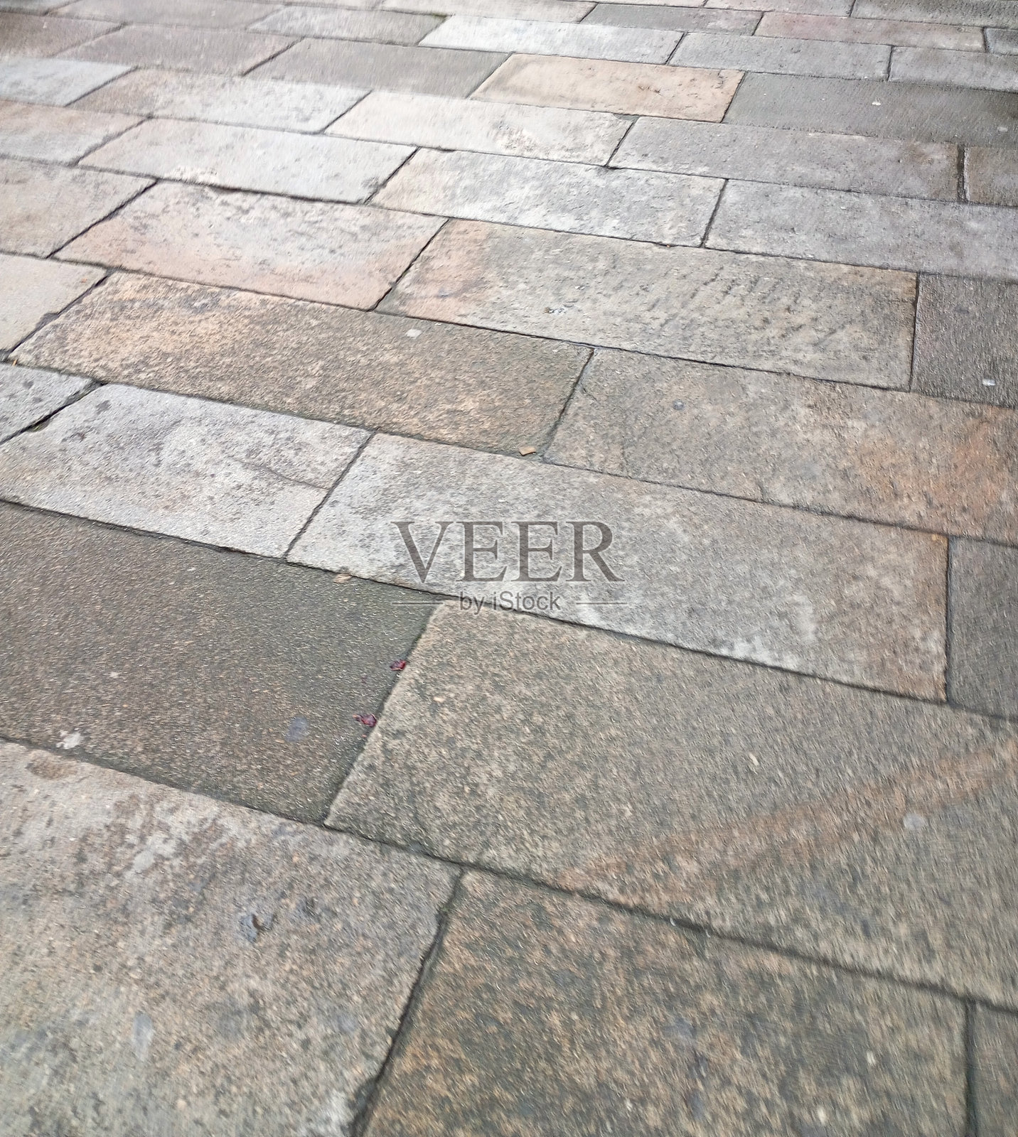 圣地亚哥-德孔波斯特拉的湿润鹅卵石街道，典型的加利西亚风景，西班牙社区照片摄影图片