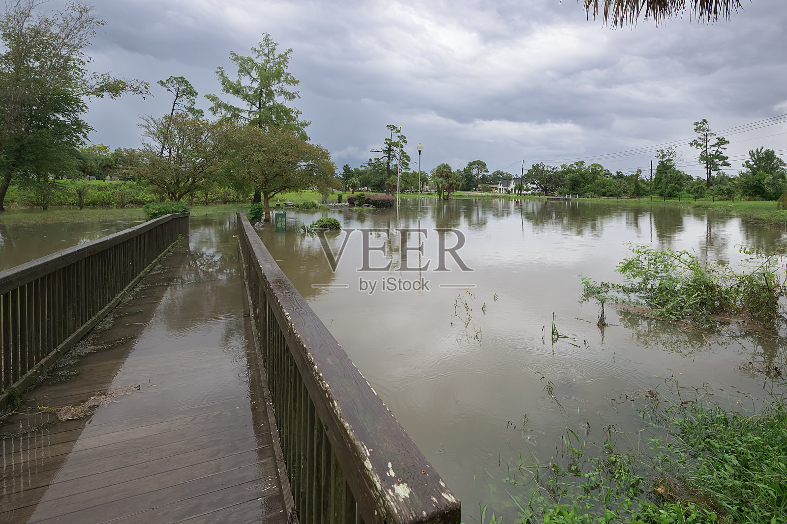 一座木制步行桥在暴雨后淹没在洪水中照片摄影图片