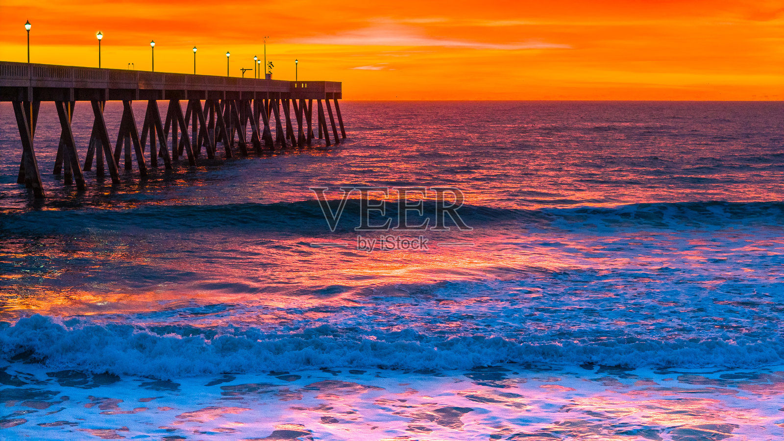 码头旁的日出照片摄影图片